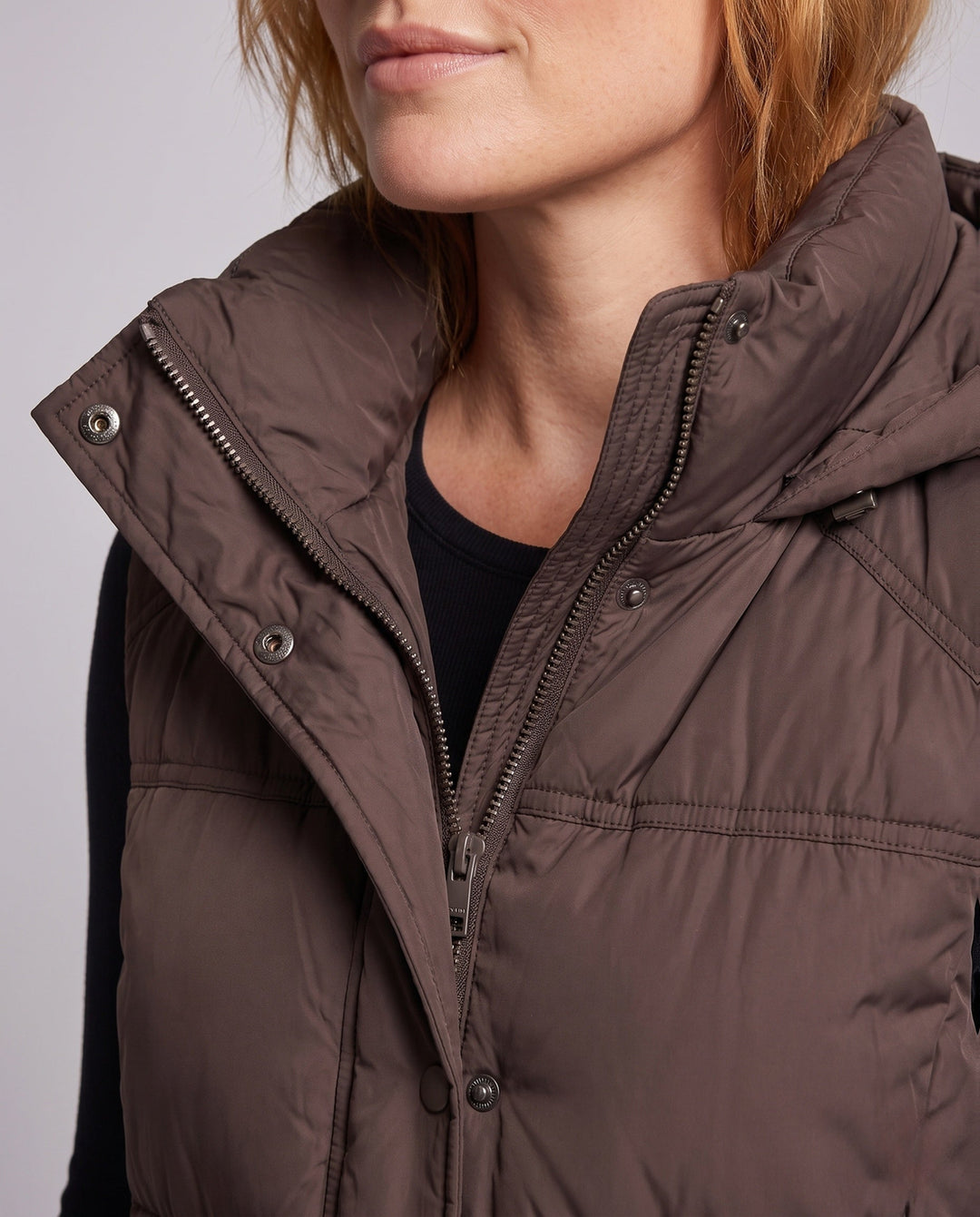 Women's padded hooded vest with voluminous thermal filling and high-closing shawl collar