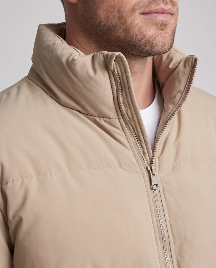 Men's short-cut quilted puffer with high stand-up collar and elastic cuffs