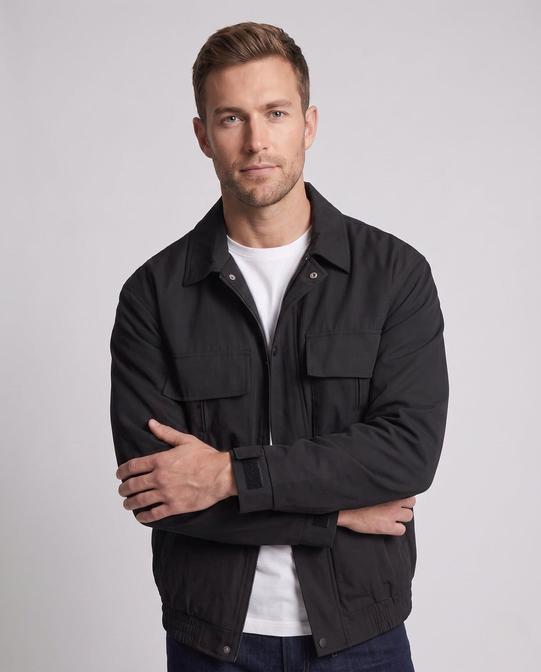 Men's casual field jacket with chest flap pockets, elastic hem, and zipper