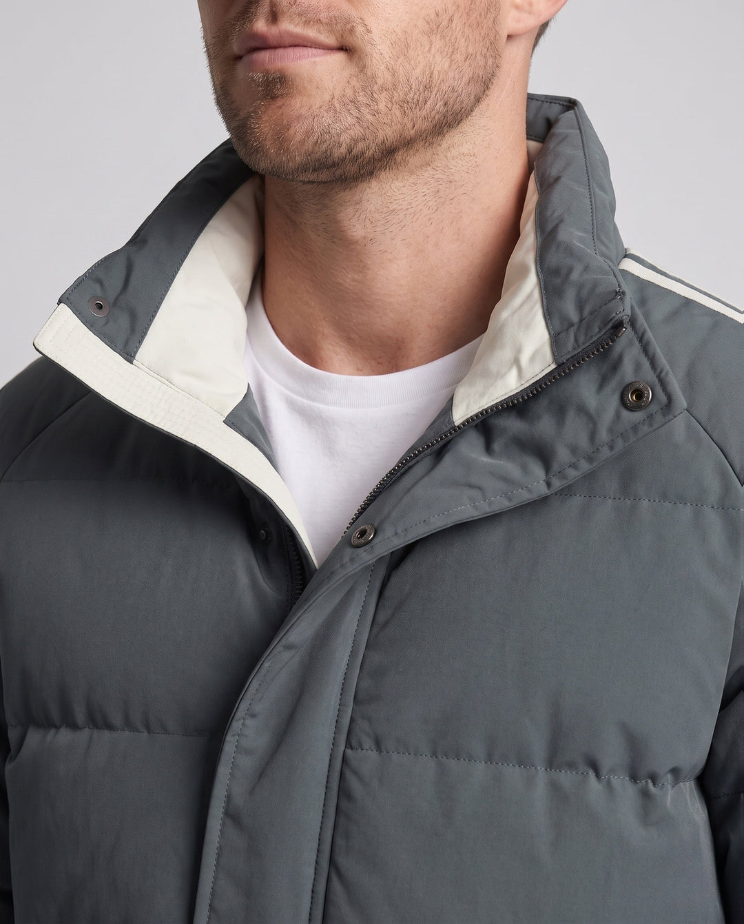 Men's padded hooded winter jacket with sporty side stripes and windproof outer shell