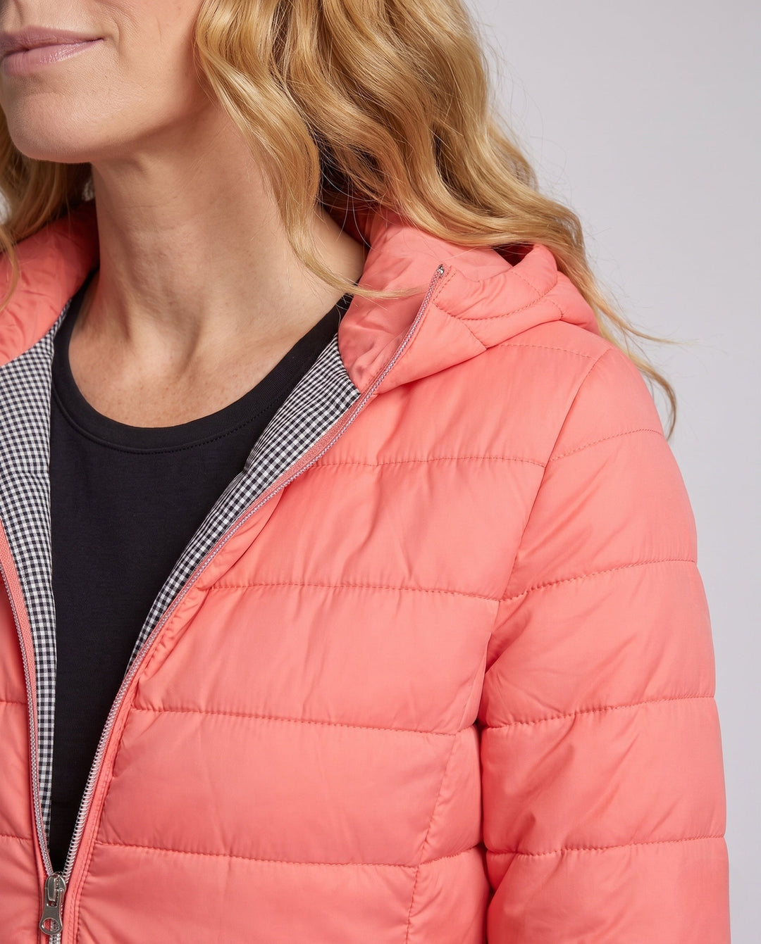 Women's ultra-lightweight quilted hooded jacket with thermal lining and slim fit