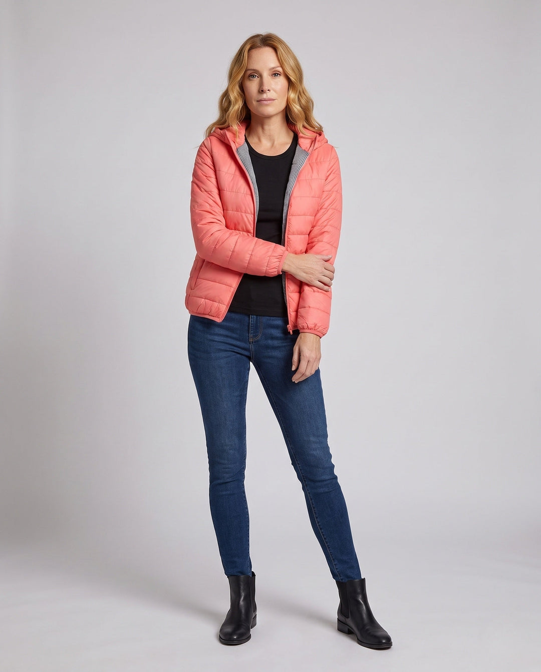 Women's ultra-lightweight quilted hooded jacket with thermal lining and slim fit