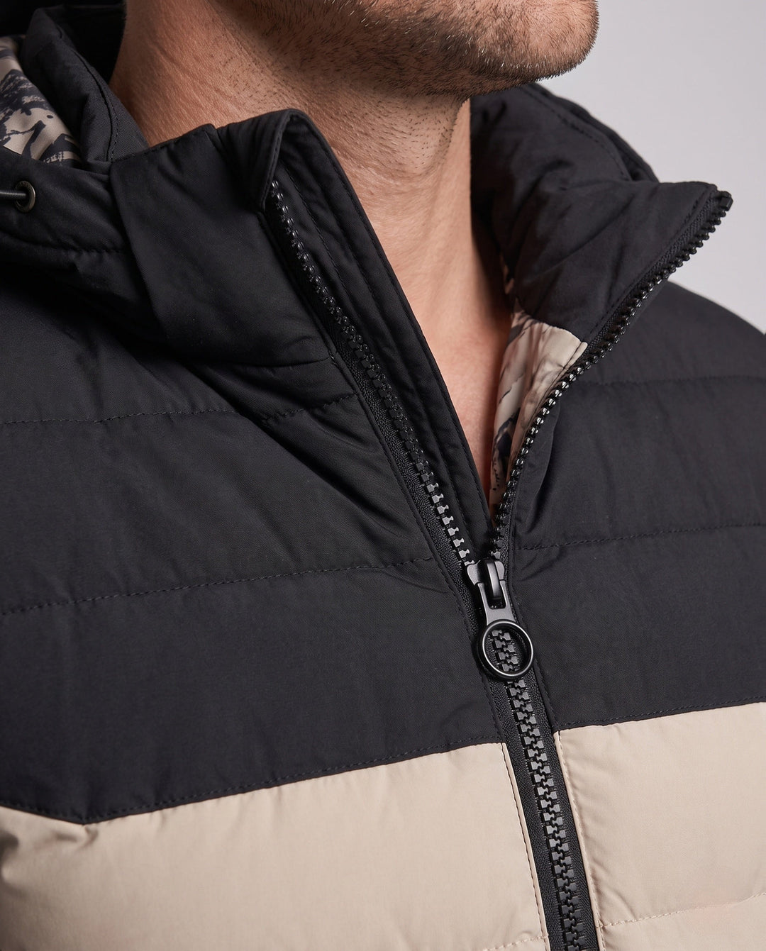 Men's lightly padded quilted jacket with hood and thermo-reflective inner lining