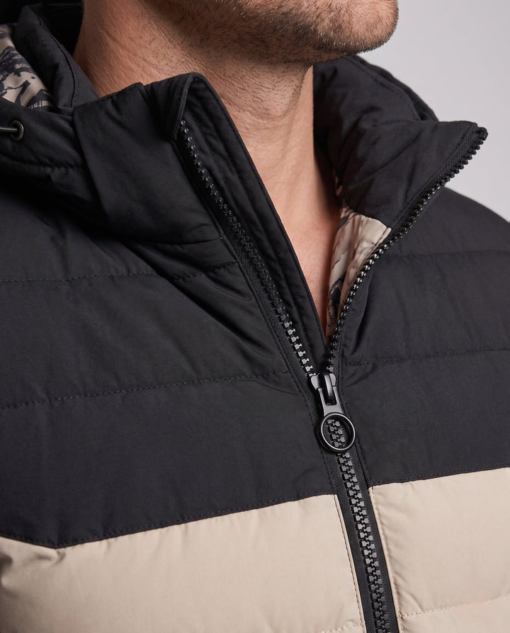 Men's lightly padded quilted jacket with hood and thermo-reflective inner lining