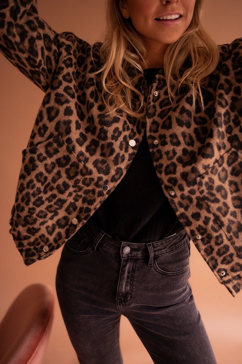 Camila | Women's Oversized Leopard Print Snap-Button Quilted Jacket